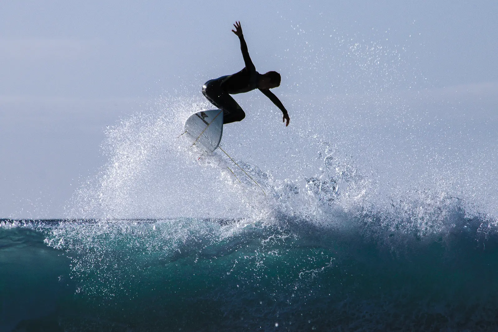 Surfista en las olas de la Costa de la Luz cerca de Vejer de la Frontera