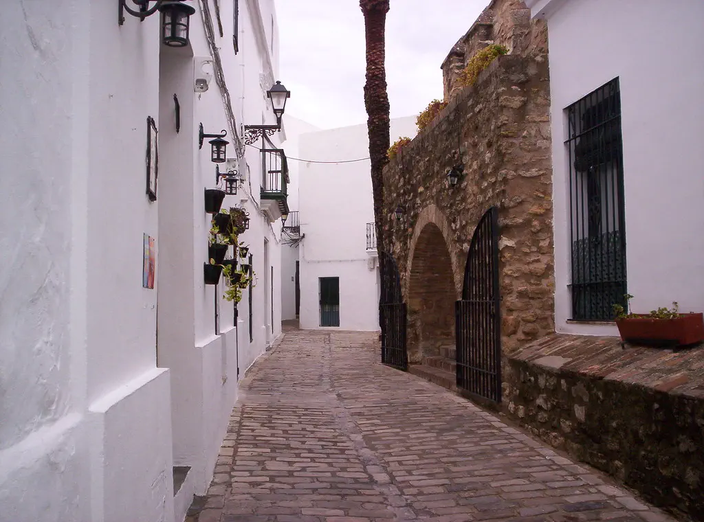 Callejuela típica del barrio árabe de Vejer con sus característicos arcos y casas encaladas