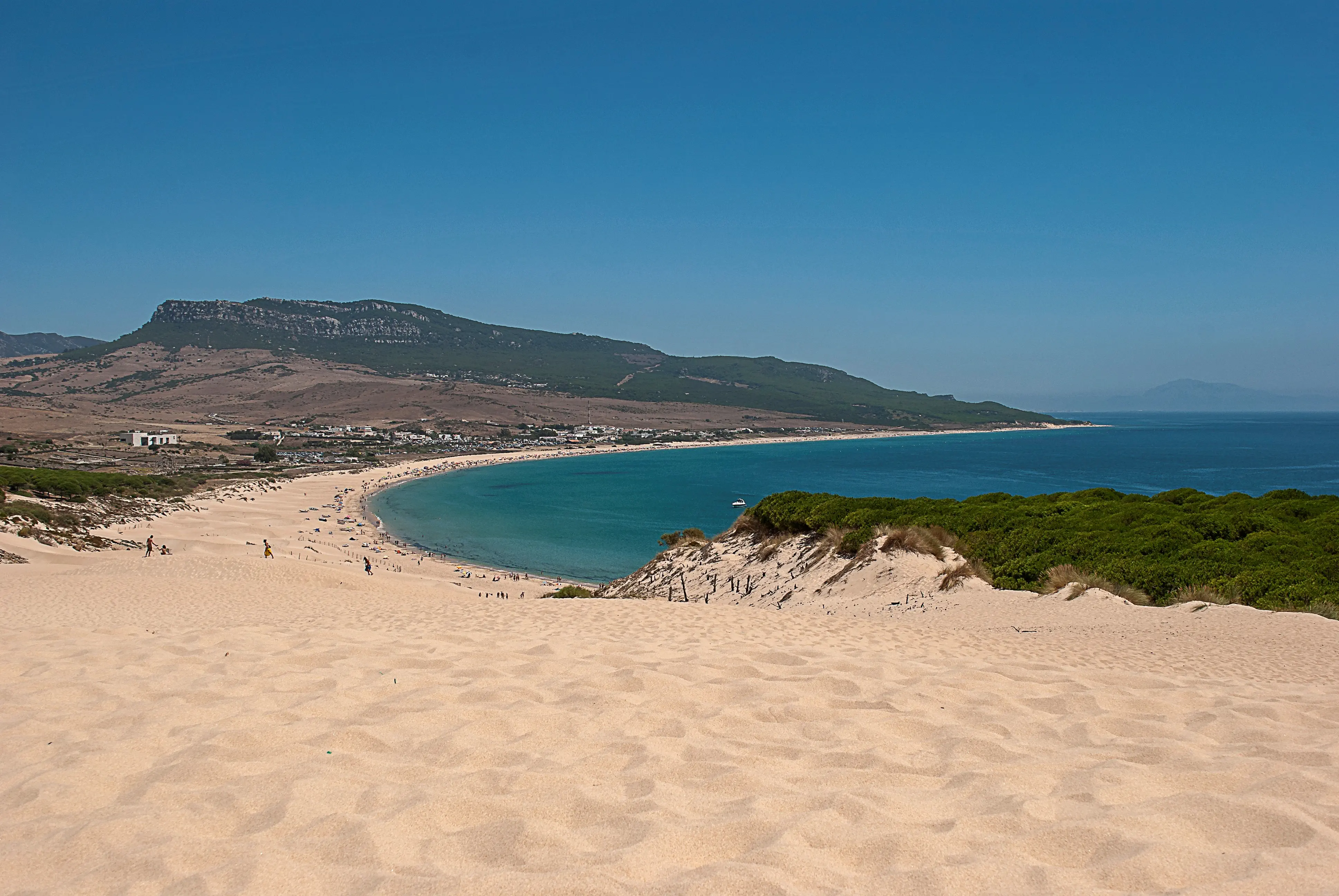 Playa de Bolonia con las ruinas romanas de Baelo Claudia al fondo
