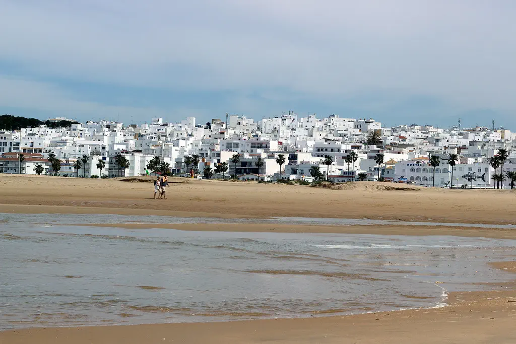 Puerto pesquero de Conil con sus características casas blancas