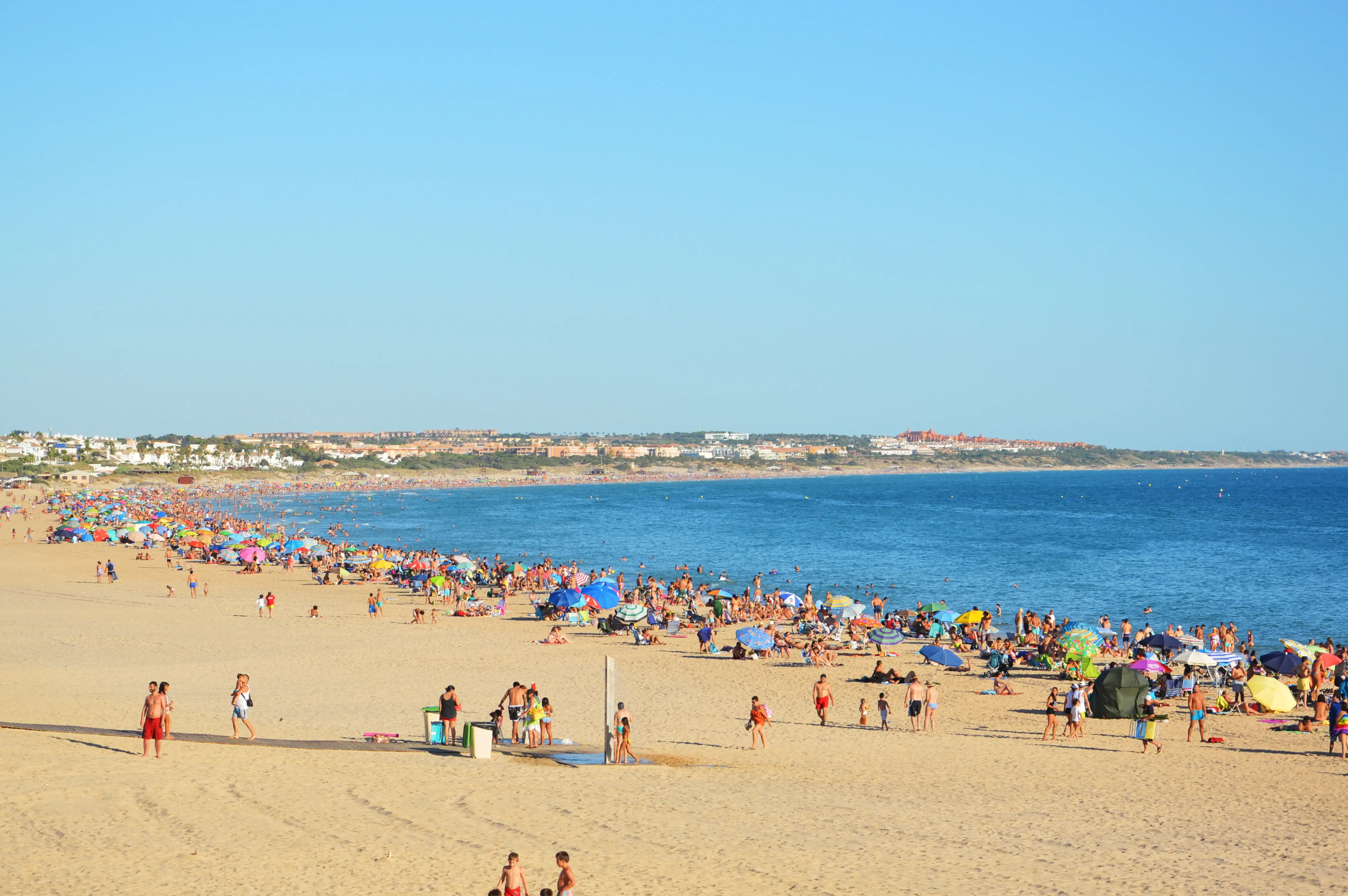 Playa de La Barrosa con sus aguas turquesas y arena fina