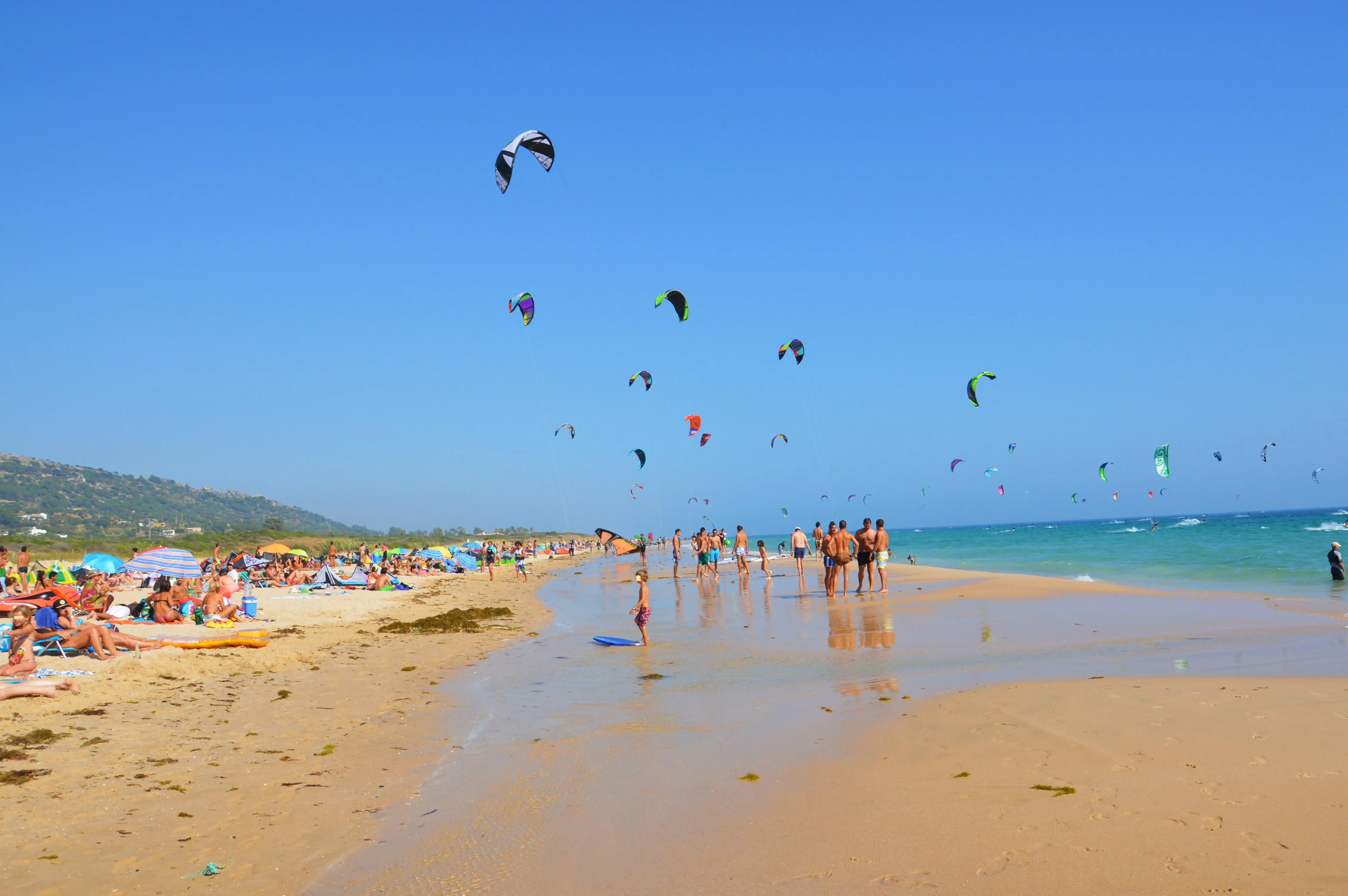 Playa de Valdevaqueros con kitesurfers y dunas móviles